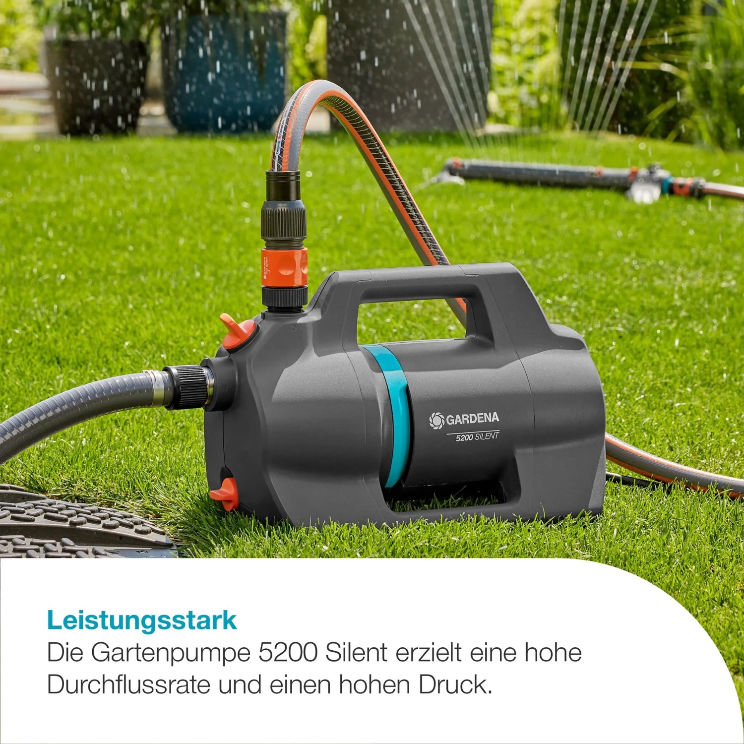 Gardena Gartenpumpe 5200 Silent auf Rasen mit angeschlossenem Schlauch im Einsatz.