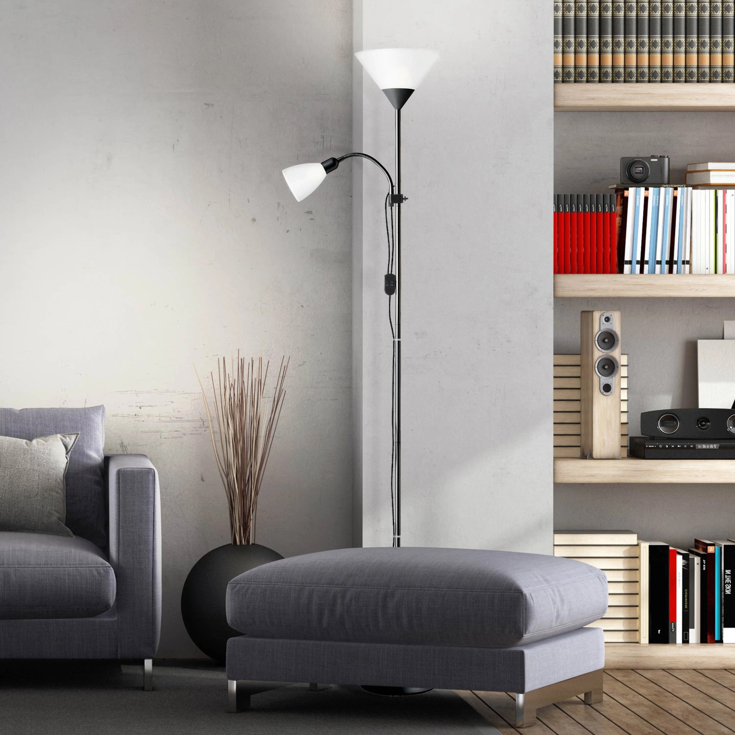 Schwarzer Brilliant Deckenfluter Spari mit Leseleuchte, 180cm hoch, im Wohnzimmer.