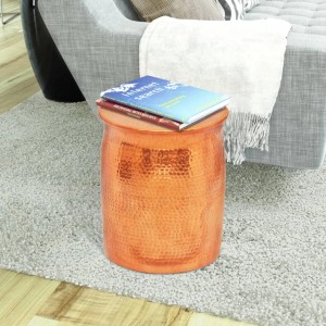 Kupferfarbener vidaXL Hocker/Beistelltisch aus gehämmertem Aluminium mit Buch auf Teppich.
