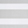 Hellgraues Doppelrollo (Zebra-Jalousie) aus Polyester mit abwechselnd blickdichten und transparenten Streifen.