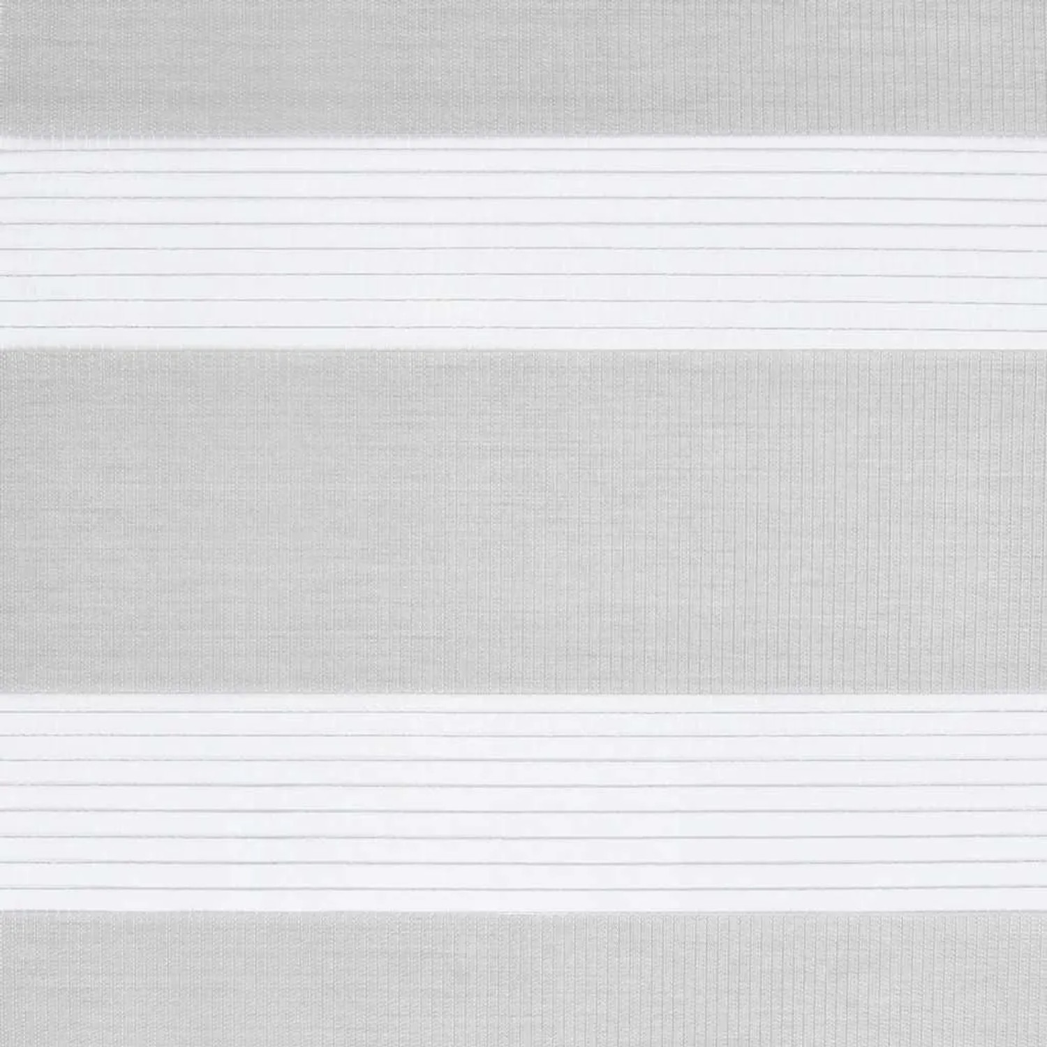 Hellgraues Doppelrollo (Zebra-Jalousie) aus Polyester mit abwechselnd blickdichten und transparenten Streifen.