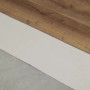 Detailaufnahme: Weiße Erfurt Eco Step Trittschalldämmung unter Holzboden.
