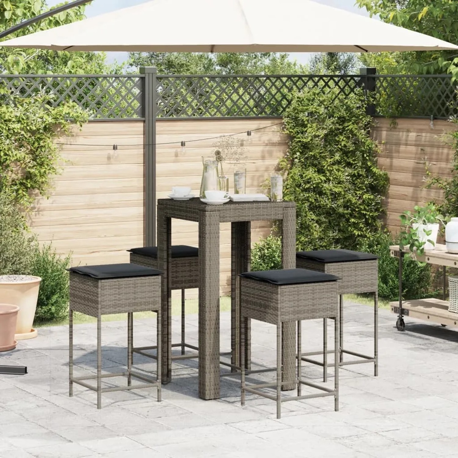 5-tlg. Gartenbar-Set von vidaXL aus grauem Poly Rattan mit Tisch, 4 Hockern und Kissen.