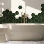 Badezimmer mit Wandfliese Antik Hexagon Moos, glänzend, 15x17,5 cm. Retro-Optik.