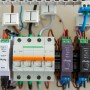 Shelly Pro 3EM Stromverbrauchsmessgerät (400A) in einem Verteilerkasten mit Sicherungen und Verkabelung.