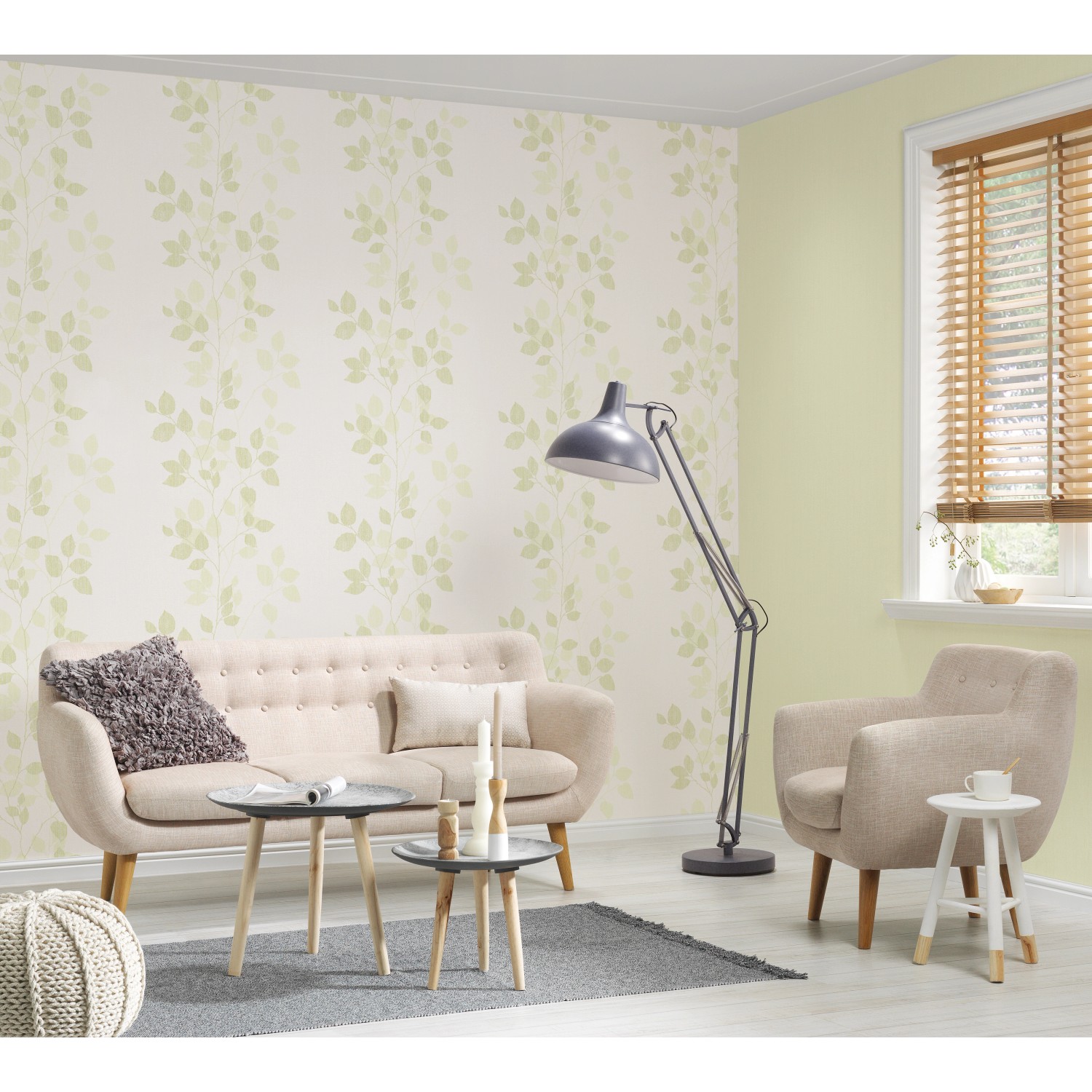 Wohnraum mit A.S. Creation Vliestapete All Seasons Uni Grün mit Blätterranken.