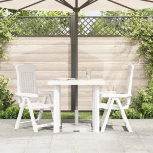 Weißer Furnicato Gartentisch (80x75x72 cm) aus Kunststoff mit Schirmloch, mit zwei Stühlen unter einem Sonnenschirm.