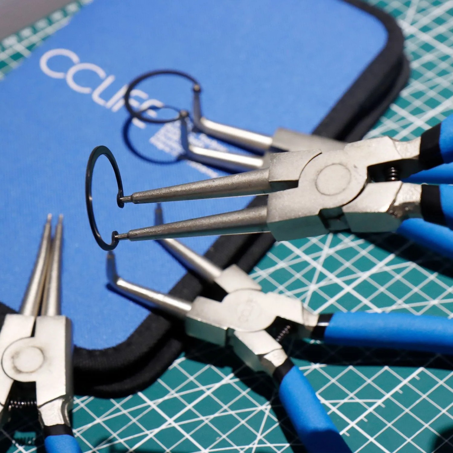 CCLIFE Sprengringzangen Set 4tlg 150mm mit blauen Griffen, für Innen- & Außensicherungsringe, gerade & gebogen.