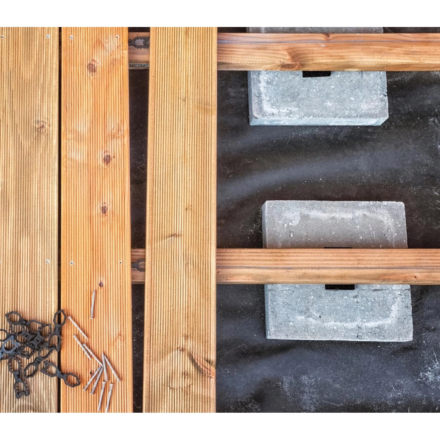 Terrassenbau mit Bauheld Terrassenpads (80 Stk.): Dämmung unter Holzdielen und Steinplatten.