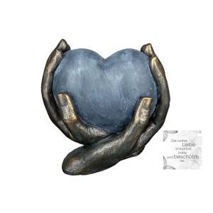 Dekorative Skulptur: bronzefarbene Hände halten ein graues Herz. Inkl. Spruchkarte. Ideal als Geschenk.