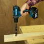 Makita Akku-Bohrschrauber DDF482RFJ beim Bohren in Holz. Inkl. Akku und Koffer.