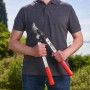 Felco Astschere 211-60 mit ziehendem Schneidkopf (60 cm) in den Händen einer Person.