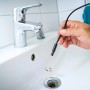 LUX Endoskopkamera im Einsatz zur Rohrprüfung im Waschbecken.
