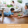 Familie im Wohnzimmer auf geöltem Holzboden, gereinigt mit Bona Reiniger.