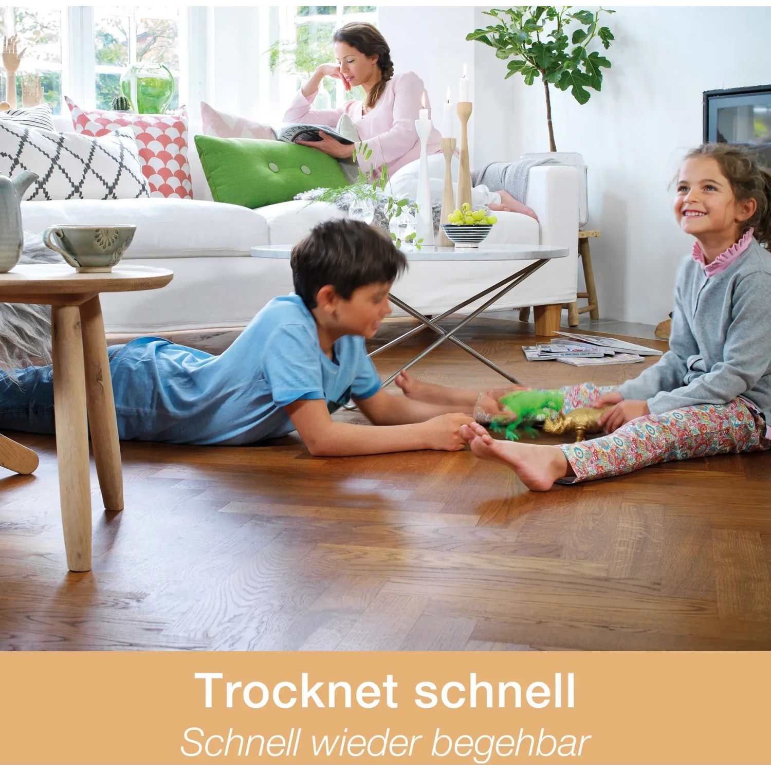 Familie im Wohnzimmer auf geöltem Holzboden, gereinigt mit Bona Reiniger.