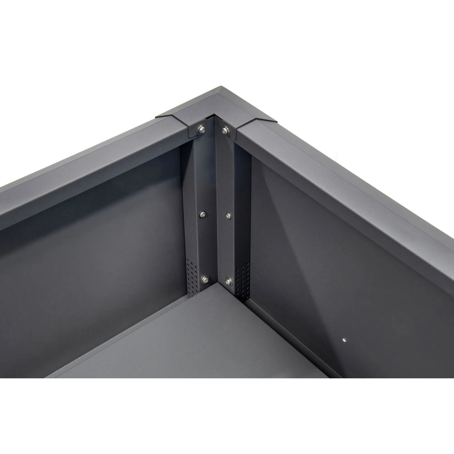 Detailansicht der Ecke eines anthrazitfarbenen Plats Metall-Hochbeets. Zeigt die Schneckenkante, Schrauben und perforierte Drainage.