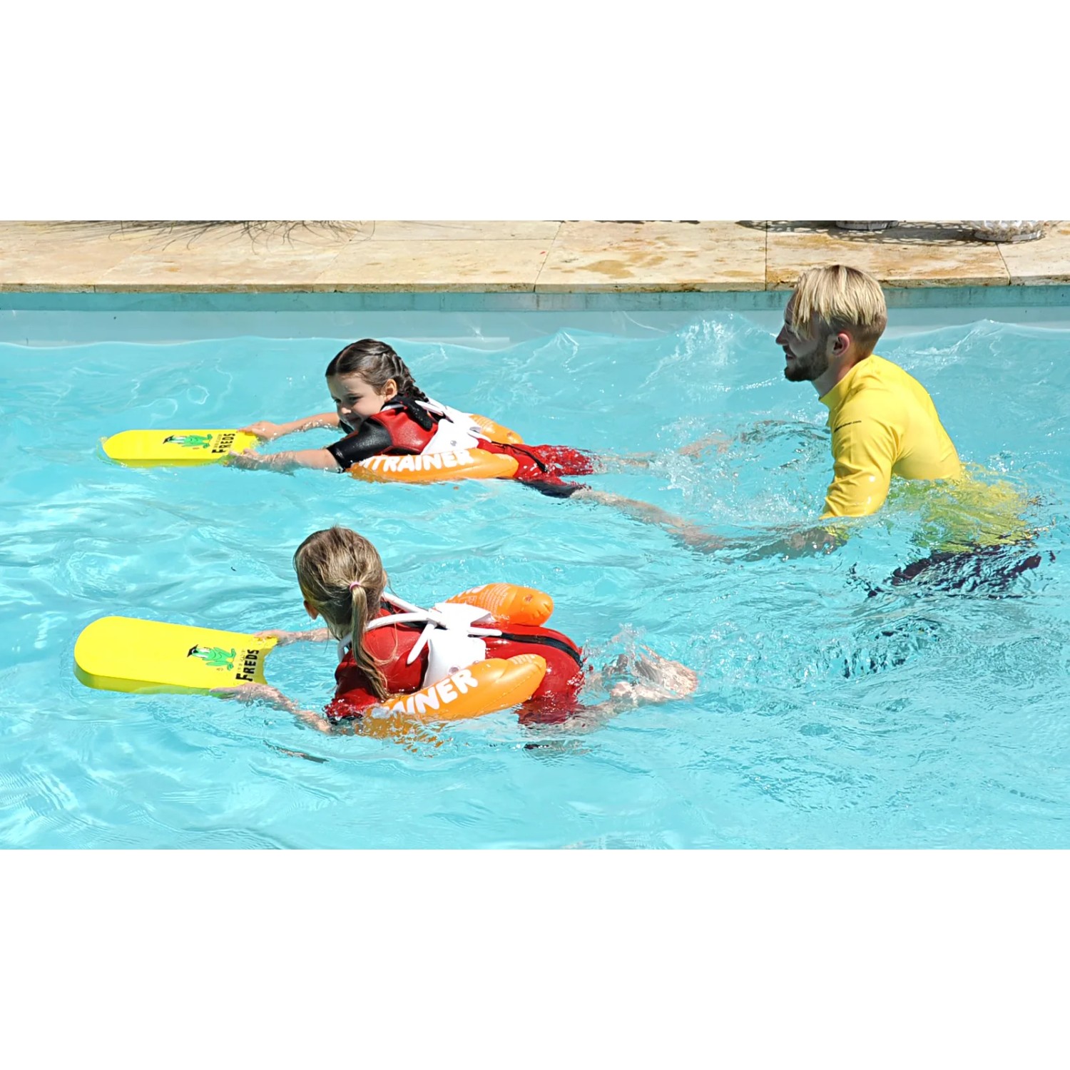 Kinder mit Freds Swim Academy Schwimmreifen Classic Orange und Schwimmbrett im Pool.
