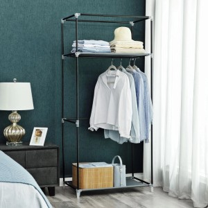 Grauer Songmics Textil-Kleiderschrank (160x75x45cm) mit Kleidung und Accessoires.