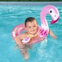 Kind mit glitzerndem Bestway Schwimmring (Flamingo) im Pool.