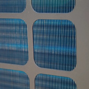 Detailaufnahme der blauen Lamellen einer Evolution Pool Wärmepumpe.