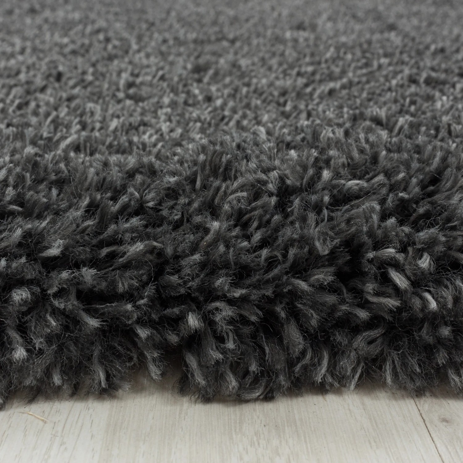 Detailansicht: Grauer Ayyildiz Hochflorteppich Fluffy 3500, runder Shaggy Teppich.