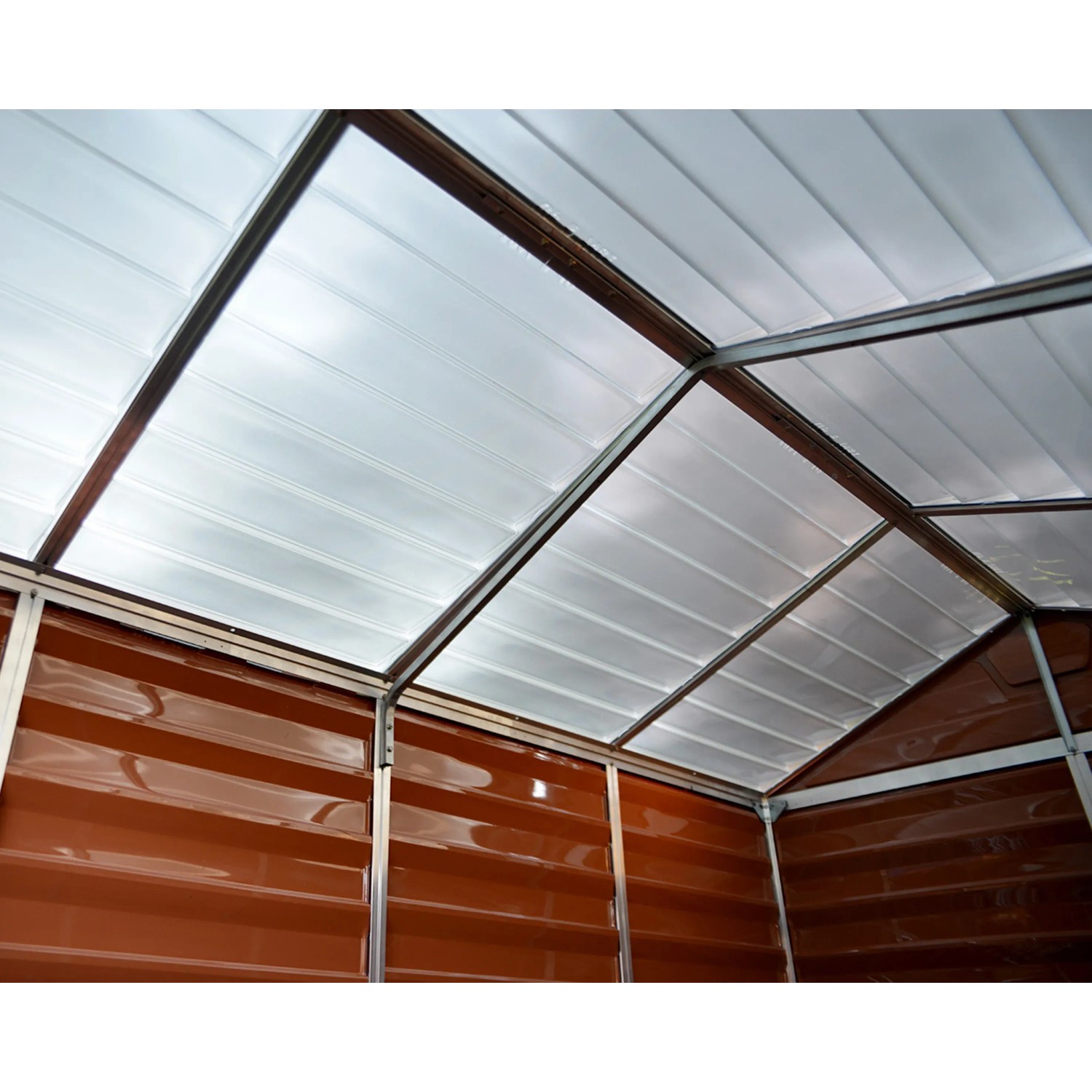 Innenansicht Gerätehaus Skylight Amber: Polycarbonat Dach mit Aluminiumrahmen, braune Wandpaneele.