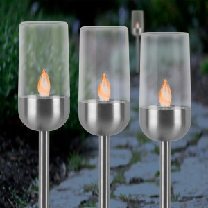 3er Set LED-Solarspieße in Edelstahl-Optik mit Kerzenflamme für stimmungsvolle Gartenbeleuchtung.