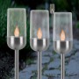 3er Set LED-Solarspieße in Edelstahl-Optik mit Kerzenflamme für stimmungsvolle Gartenbeleuchtung.