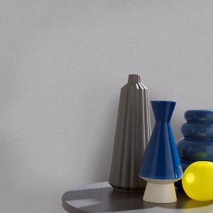 Weiße Vliestapete Wall Doctor Lining Paper von Boutique mit Vasen auf einem Tisch.