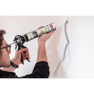 Anwendung von Soudal Express Spachtel Weiß 300ml mit Kartuschenpistole an einer Wand.