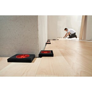 Bessey Abstandhalter AV2 20/89 im Einsatz beim Verlegen von Laminat/Parkett für gleichmäßigen Wandabstand.