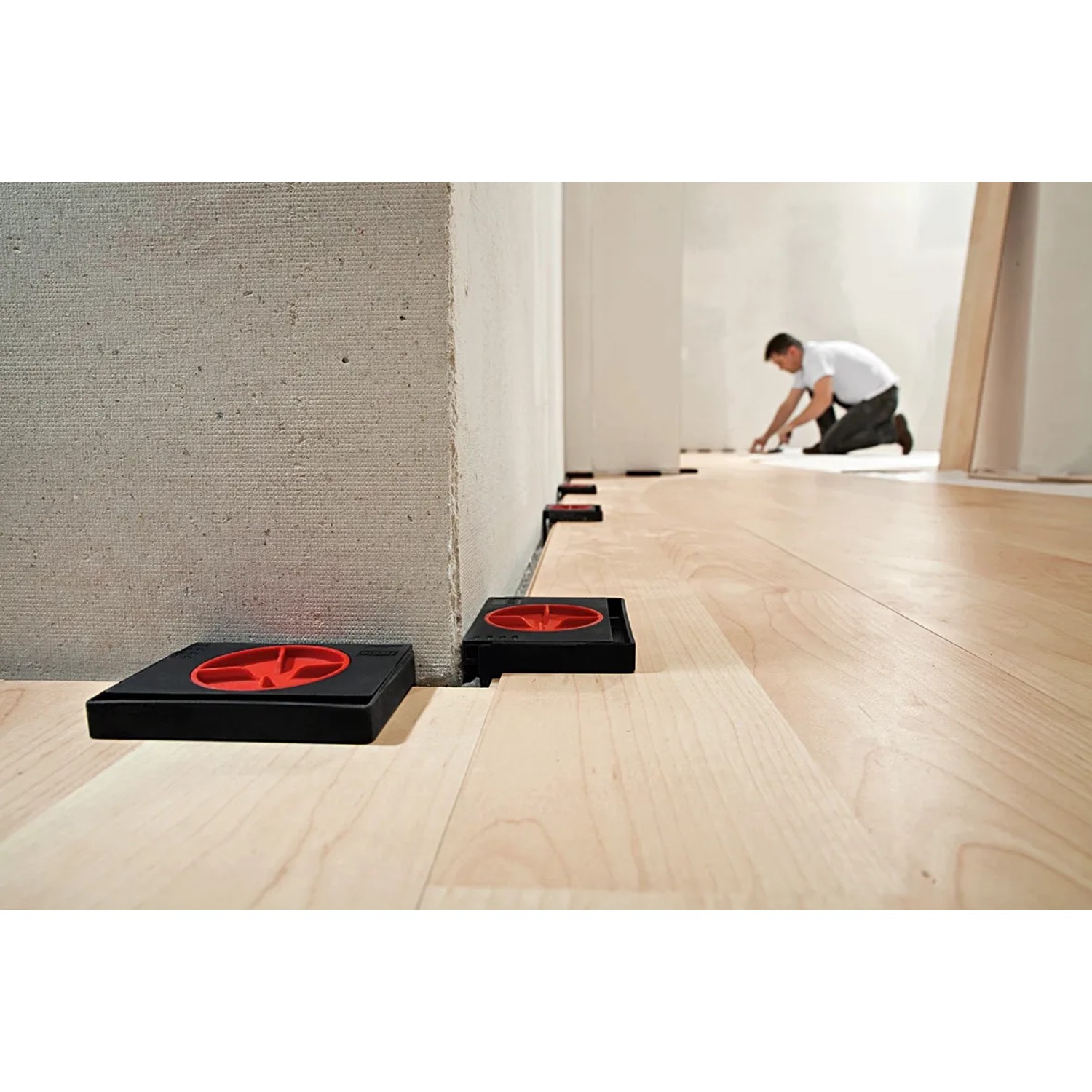 Bessey Abstandhalter AV2 20/89 im Einsatz beim Verlegen von Laminat/Parkett für gleichmäßigen Wandabstand.