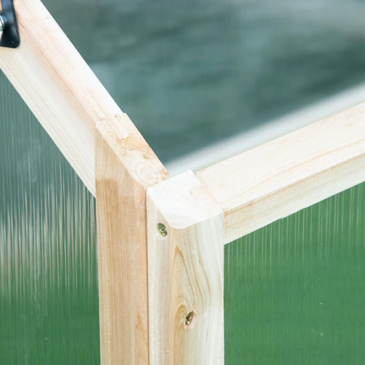 Detailansicht: Eckverbindung des Outsunny Gewächshauses aus Tannenholz und Kunststoff.