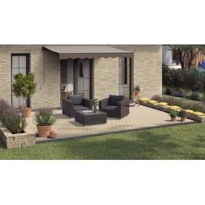 Verlegte, sandfarbene Etrusco Beton Pflastersteine (14x14x5 cm) auf einer Terrasse mit Gartenmöbeln.