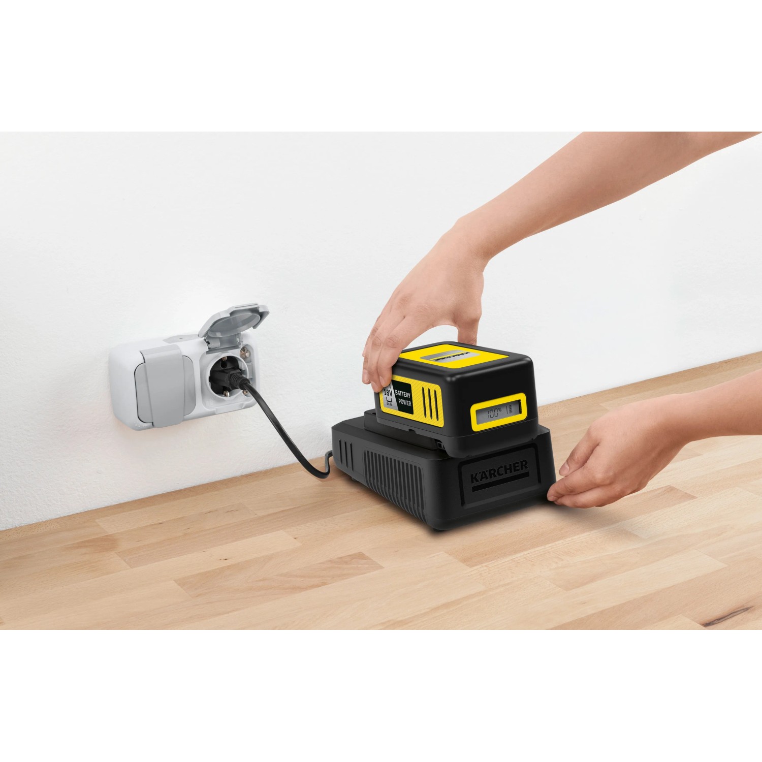 Kärcher Akku Battery Power 18 V/5 Ah auf Ladestation, wird geladen.