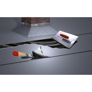 Anwendung der schwarzen MEM Spachtelmasse (7 kg) zur Reparatur einer Bitumenabdichtung mit Spachtel.