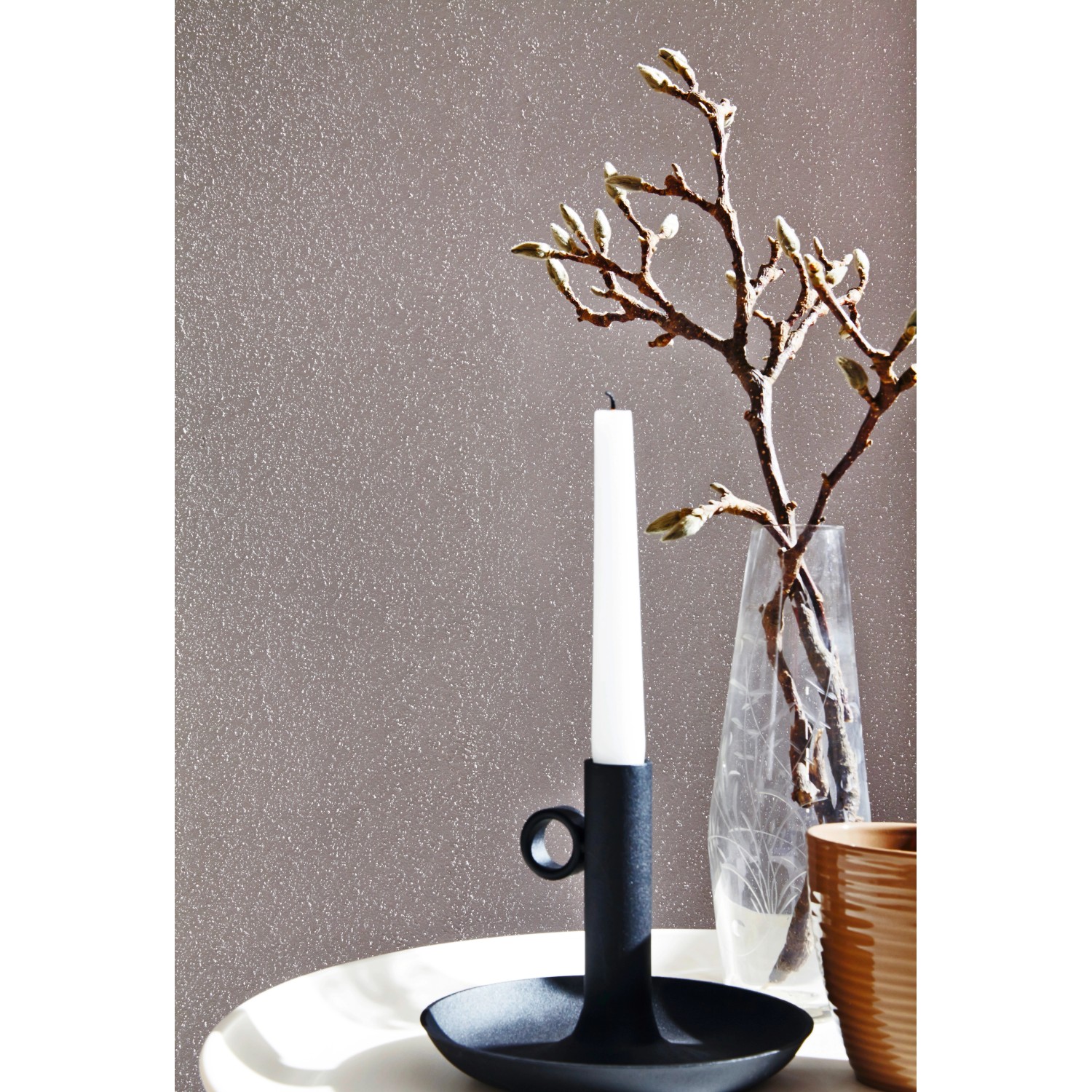 Wandgestaltung mit Knauf Compact Color Mokka Putz, braun-graue Wandfarbe.