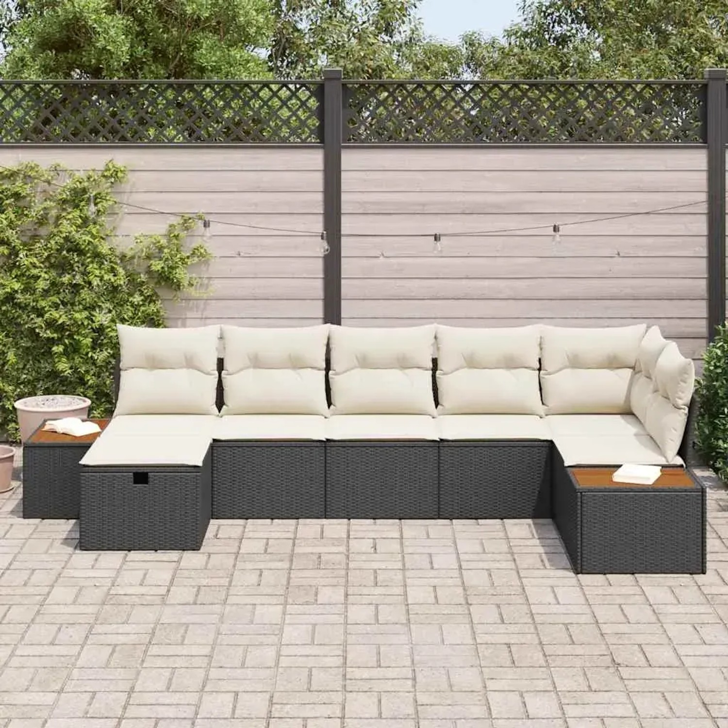 Schwarzes 7-teiliges vidaXL Garten-Sofa-Set aus Poly Rattan mit beigen Kissen.