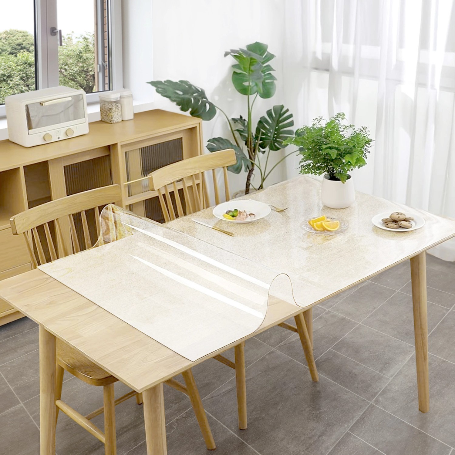 Transparente, matte Tischfolie Imperial auf Tisch mit Geschirr und Deko.