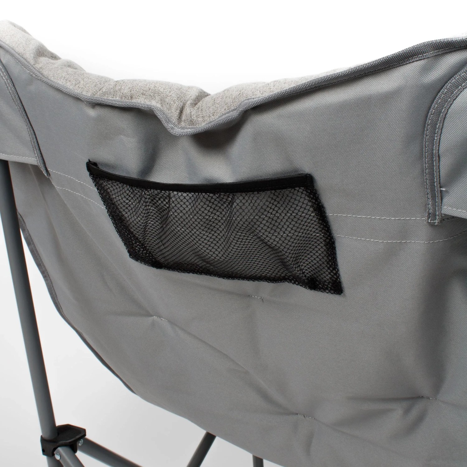 Detailansicht Campingstuhl Herkules (grau) mit Seitentasche. Faltbarer Outdoor Stuhl für Camping & Garten.