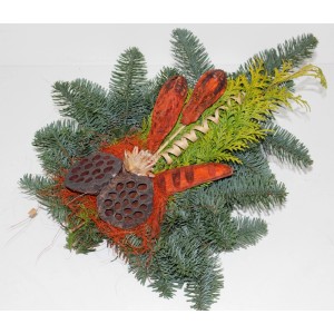 Grabstrauß Nobilis, ca. 40 cm, mit orangefarbener Deko. Gesteck aus Tannenzweigen und Naturmaterialien.