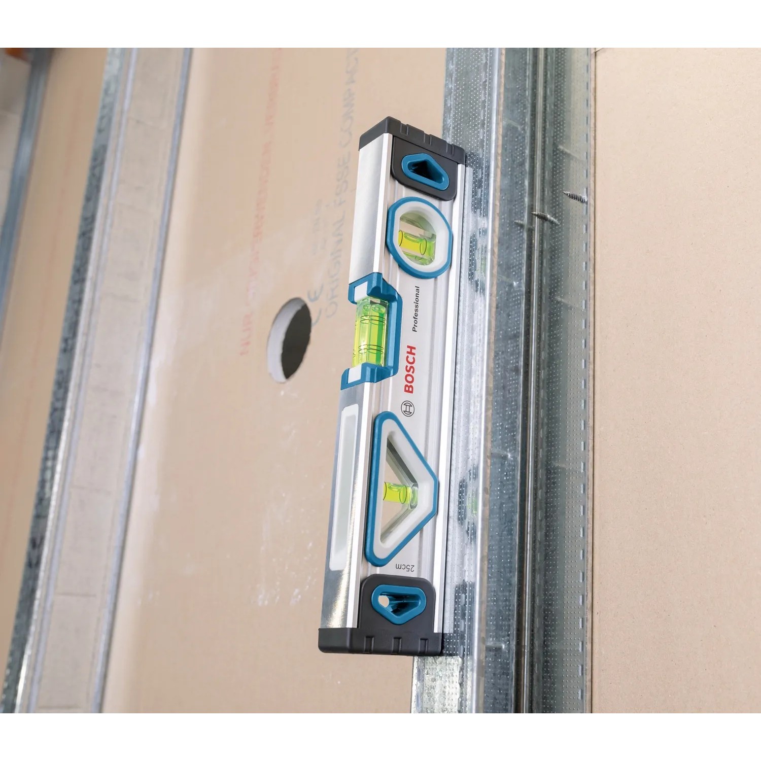 Bosch Professional Wasserwaage (25 cm) haftet magnetisch an Metallwand.