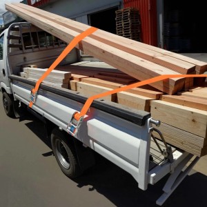 XPOtool Spanngurte 4er Set auf Anhänger mit Holzladung, orange Ratschengurte.