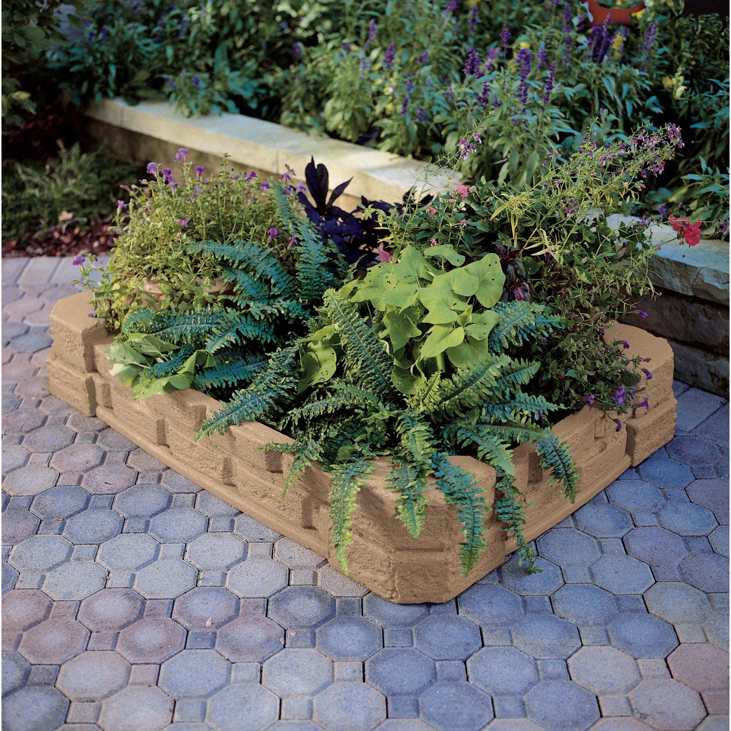 Step2 Naturally Playful Sandkasten, beige, mit Pflanzen befüllt. Auch als Pflanzkübel nutzbar.