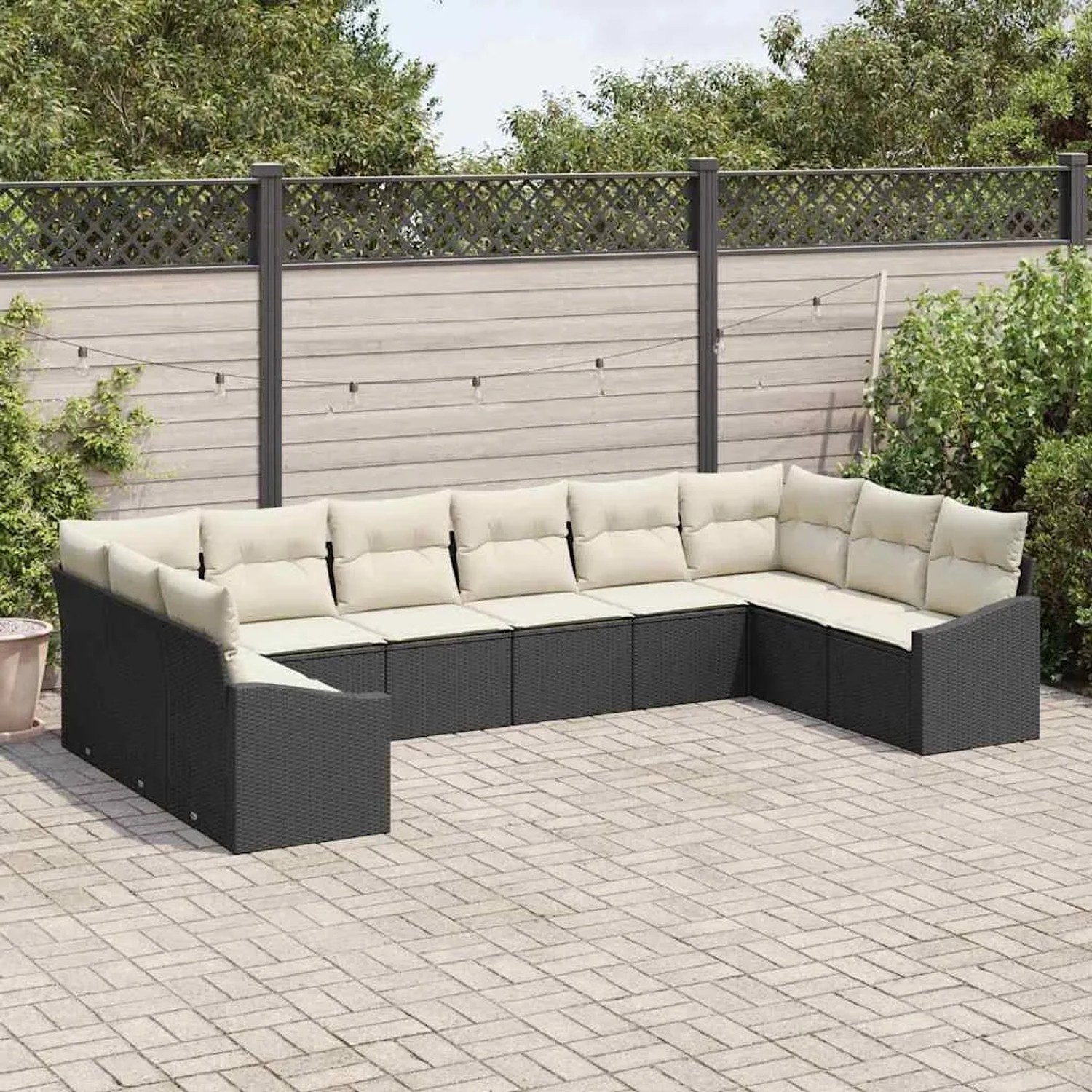 Schwarzes 10-teiliges vidaXL Garten-Sofa-Set aus Poly Rattan mit beigen Kissen.