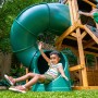 Kind rutscht auf dem Zwerkules Spielturm Bolzo mit Rutsche und Schaukel.