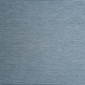 Halbtransparenter, blauer Flächenvorhang Manhattan mit feinen, horizontalen Streifen.