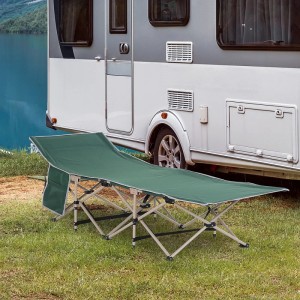 Grünes Outsunny Campingbett aus Stahl und Oxfordstoff vor Wohnwagen. Feldbett für Camping & Outdoor.
