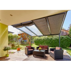 Graphitfarbene Gutta Seilspannmarkise (945 mm x 2.900 mm) über einer Terrassenüberdachung mit Sitzgruppe.