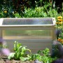 Frühbeet Pflanzbeet Größe M aus Kiefernholz mit Polycarbonat-Aufsatz im Garten.